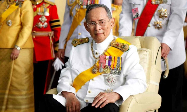 Nhà vua Thái Lan Bhumibol Adulyadej trong ngày sinh nhật thứ 85 ở thủ đô Bangkok. Ảnh: PA