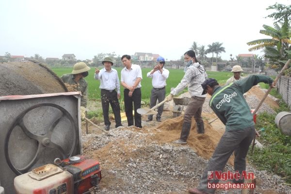 Lãnh đạo huyện Quỳnh Lưu trao đổi với cán bộ xã Quỳnh Ngọc về phương thức hiệu quả trong việc huy động sức dân xây dựng nông thôn mới. Ảnh Hữu Nghĩa