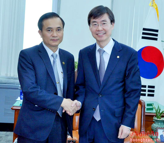 Đồng chí Lê Ngọc Hoa - Phó chủ tịch UBND tỉnh Nghệ An hội đàm cùng Chủ tịch UBTC Hàn Quốc