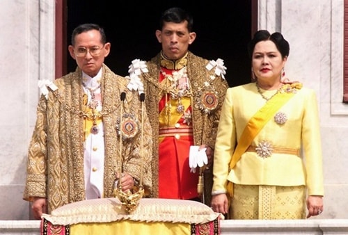 Từ trái sang: Quốc vương Bhumibol Adulyadej, Thái tử Maha Vajiralongkorn và Hoàng hậu  Sirikit vào năm 1999. Ảnh: AFP