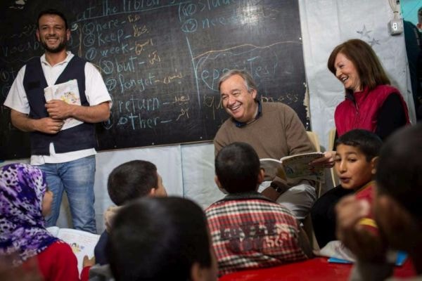 Ông Antonio Guterres trò chuyện với trẻ em tỵ nạn Syria. (Nguồn: UNHCR)