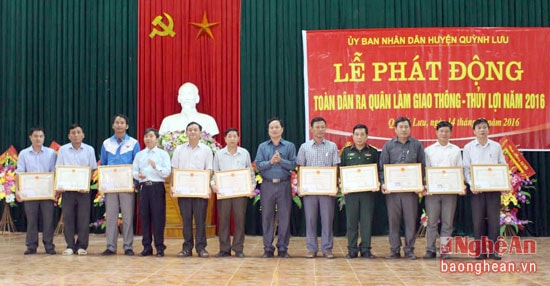 Huyện Quỳnh Lưu khen thưởng các tổ chức cá nhân có thành tích xuất sắc trong làm giao thông, thủy lợi. Ảnh Bích Hường