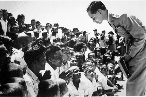 Quốc vương Bhumibol trong một chuyến thăm người dân. Ảnh: People