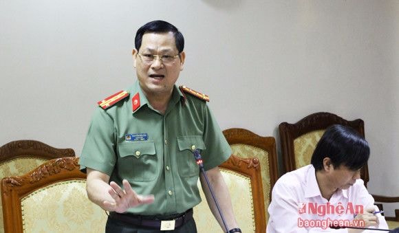 Đồng chí Nguyễn Hữu Cầu, Uỷ viên Ban Thường vụ Tỉnh uỷ, Đại biểu Quốc hội khoá XIV, Giám đốc Công an Tỉnh, đóng góp một số ý kiến phản biện.