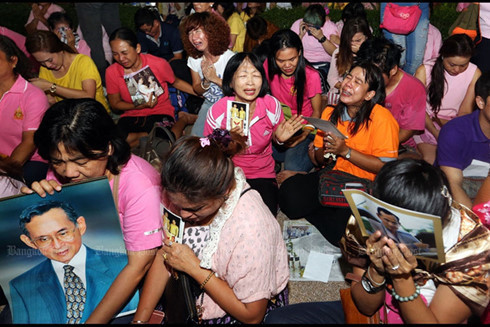 Người dân Thái Lan đau buồn khi Vua Bhumibol Adulyadej qua đời. Ảnh: Bangkok Post