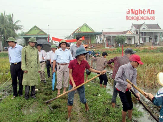 Lãnh đạo huyện Tân Kỳ xuống các địa bàn động viên bà con làm giao thông, thủy lợi.