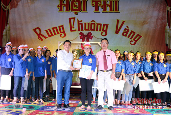 Lãnh đạo Chi cục Dân số - KHHGĐ tỉnh và Trung tâm Dân số huyện Hưng Nguyên trao giải Nhất cho thí sinh dành chiến thắng