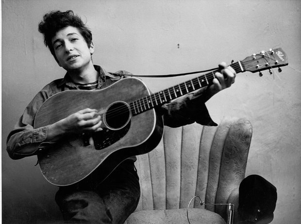 Bob Dylan có thể chơi rất nhiều nhạc cụ như guitar, keyboards và harmonica.