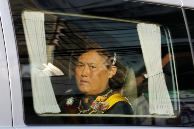 Công chúa Thái Lan Maha Chakri Sirindhorn, con gái thứ hai của Quốc vương Bhumbiol Adulyadej, nhìn từ cửa kính ôtô trong đoàn xe.