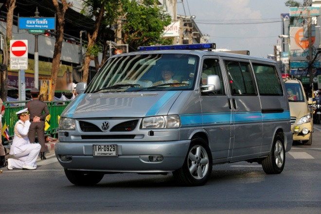 Đoàn xe chở linh cữu Quốc vương di chuyển trên đường phố thủ đô Thái Lan.