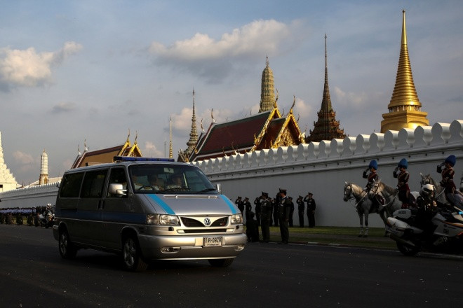Đoàn xe chở linh cữu Quốc vương đến Hoàng cung ở Bangkok. 