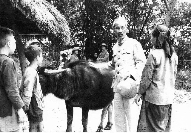 Bác Hồ thăm nông dân xã Hiệp Hoà, Bắc Giang, tháng 2-1955