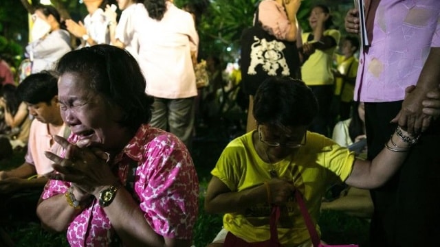 Người dân Thái Lan đau buồn trước sự ra đi của Nhà vua Bhumibol Adulyadej ngày 13/10/2016. Nhà vua Bhumibol, người trị vì lâu nhất thế giới, đã qua đời ở tuổi 88. Ảnh: AP