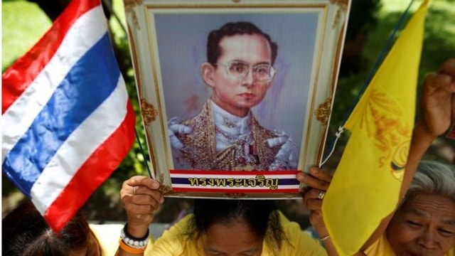  Nhà vua Bhumibol được người dân Thái coi là một cột trụ của sự ổn định. Ảnh: Reuters