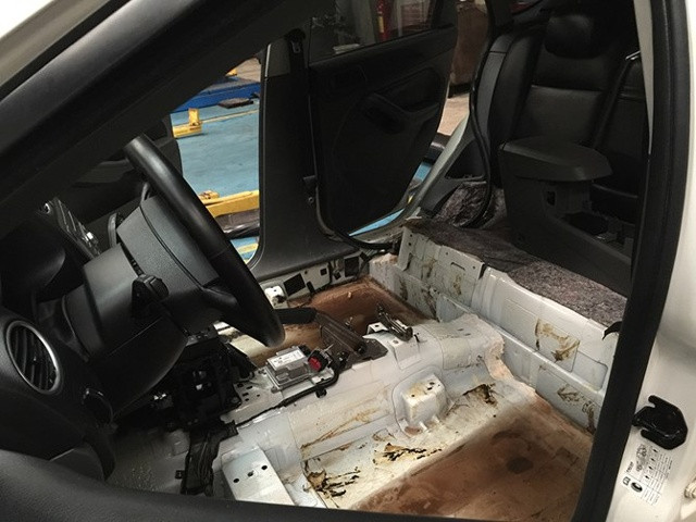 Trường hợp bị ngập nặng, nước tràn vào khoang nội thất xe