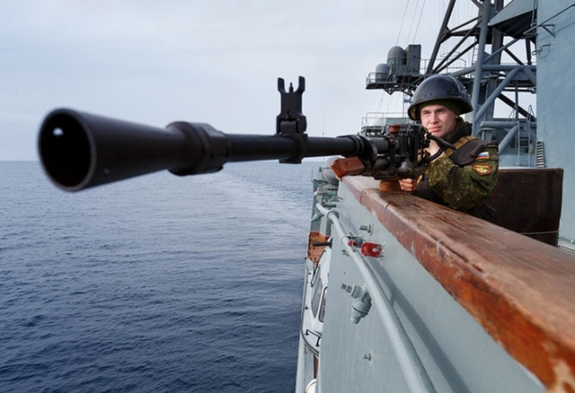 Một binh sĩ Nga trên tàu khu trục săn ngầm Phó Đô đốc Kulakov. Ảnh: TASS  Tàu khu trục mang tên lửa dẫn đường Smetlivy. Ảnh: TASS