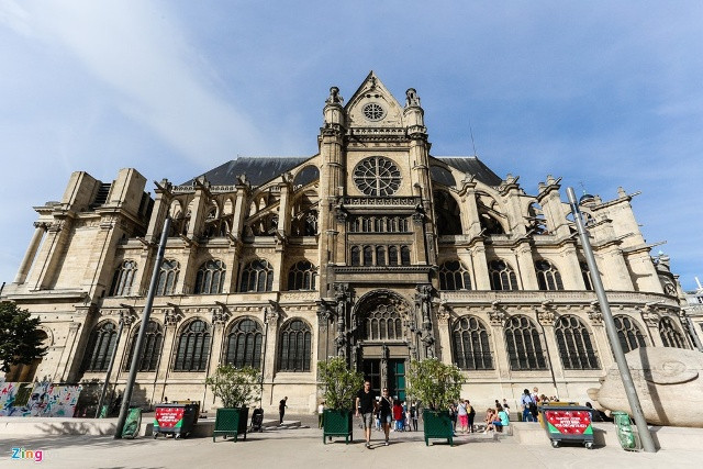 Saint-Eustache (Paris) là một trong những nhà thờ có tuổi xây dựng lâu nhất ở Pháp, kéo dài gần 100 năm, mãi đến năm 1772 mới hoàn thành. Nhà thờ này mang 3 nét kiến trúc đặc sắc Gothic, Baroque và Phục Hưng.