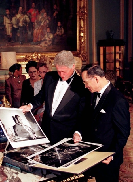 Đức vua Bhumibol  và Tổng thống Mỹ Bill Clinton tại Hoàng cung Thái Lan năm 1996. Ảnh: AP.