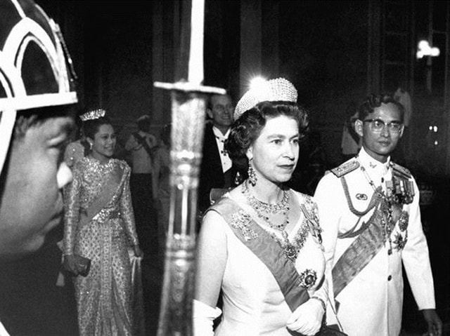 Nữ hoàng Anh Elizabeth II, sinh ngày 21/4/1926, thừa kế ngai vàng vào ngày 6/2/1952 sau cái chết của cha mình là vua George VI. Trong ảnh, Nữ hoàng Anh đi bộ cùng với nhà vua Thái Lan vừa băng hà Bhumibol Adulyadej tại Bangkok năm 1972. (ảnh: AP)