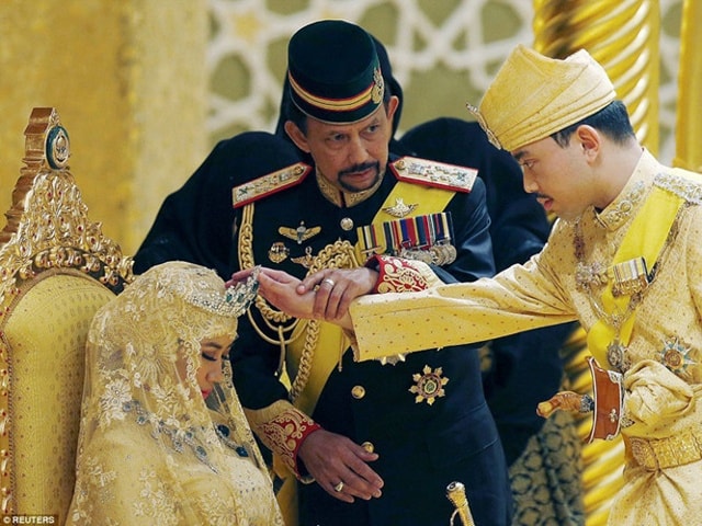 Quốc vương Brunei Hassanal Bolkiah, 70 tuổi, lên ngôi tháng 10/1967 sau khi cha ông thoái vị. Trong ảnh, Quốc vương đang làm lễ trong đám cưới của con trai ông. (ảnh: Reuters)