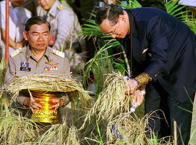 Nhà vua Thái Lan vừa băng hà Bhumibol Adulyadej, trị vì 70 năm, được xem như vị cứu tinh của dân tộc vì đã cứu sống hơn 8,3 triệu người dân khi hạn hán kéo dài. Với người Thái Lan, ông chính là 