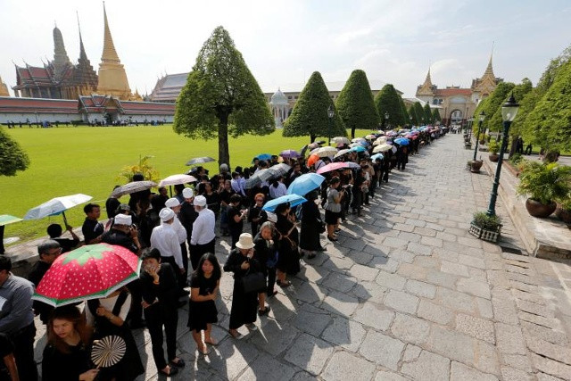 Dòng người xếp hàng vào Cung điện hoàng gia để tỏ lòng tôn kính vua Bhumibol Adulyadej hôm 14/10. Ảnh Reuters