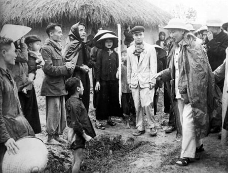 Bác Hồ ân cần thăm hỏi nhân dân xã Tân Phong - Bình Xuyên - Vĩnh Phúc 12-2-1956.