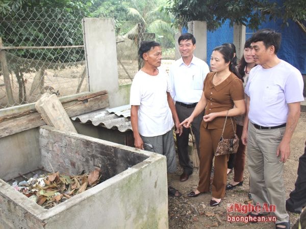 Lãnh đạo Ban Dân vận Huyện ủy Quỳ Hợp trao đổi với người dânxóm Minh Hồng, xã Minh Hợp về hiệu quả mô hình tiêu hủy rác thải tại gia.