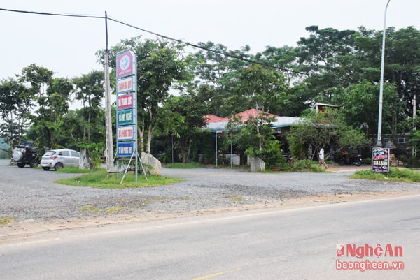 Quán cà phê bên đường Hồ Chí Minh, tại ngã tư Đông Hiếu (thị xã Thái Hòa).