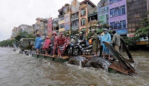 Hà Nội phố biến thành sông.