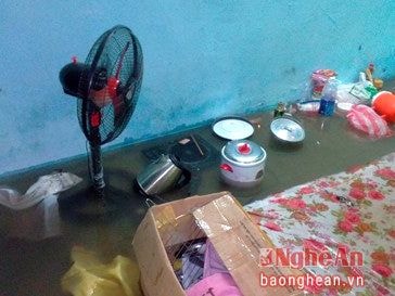 Trong phòng, nước lênh láng, đồ dùng của sinh viên bồng bềnh trên mặt nước