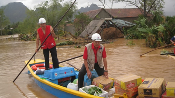 Chở hàng cứu trợ đến bà con vùng lũ 