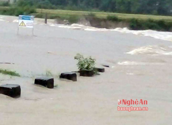 Cầu tràn ngập sâu gây chia cắt đoạn qua xã Lục Dạ khiến đường từ xã Môn Sơn ra trung tâm huyện bị chia cắt tạm thời