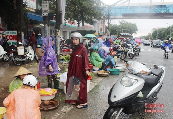 Dọc đường Nguyễn Phong Sắc bị biến thành chợ tạm trong ngày mưa lụt