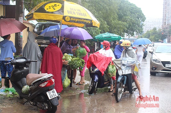 Hàng thực phẩm di động trên đường Lê Viết Thuật (TP.Vinh) đông đúc khách hàng trong ngày mưa lụt