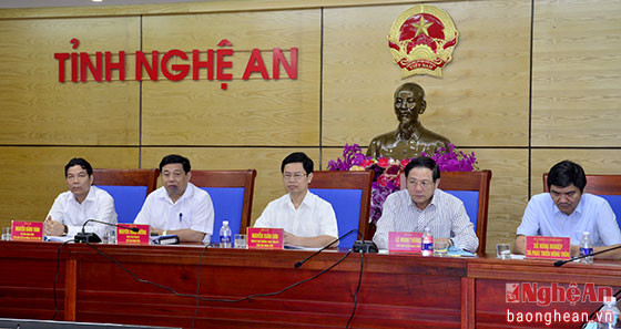 Các đồng chí lãnh đạo tỉnh Nghệ An dự hội nghị tại điểm cầu Nghệ An.