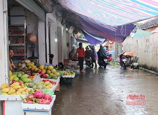 Mặc dù ngày Rằm nhưng mưa lớn khiến các hàng hoa quả tại chợ Kênh Bắc ế khách