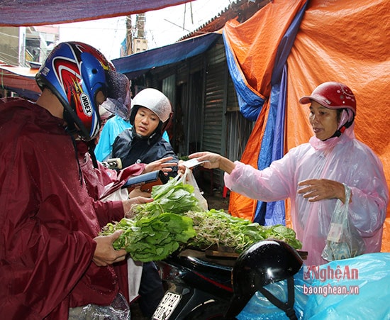 Rau xanh đắt hàng trong ngày mưa, giá các loại rau tăng khoảng 15% so với ngày thường. 