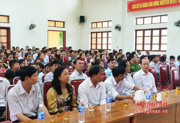 Đông đảo cán bộ, người dân và các em học sinh trên địa bàn huyện Hưng Nguyên tham dự lế phát động.