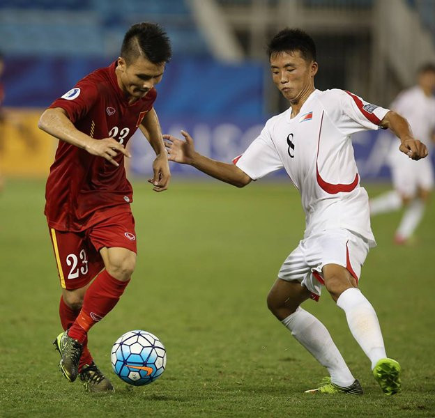 Quang Hải đang đi bóng trước một cầu thủ CHDCND Triều Tiên