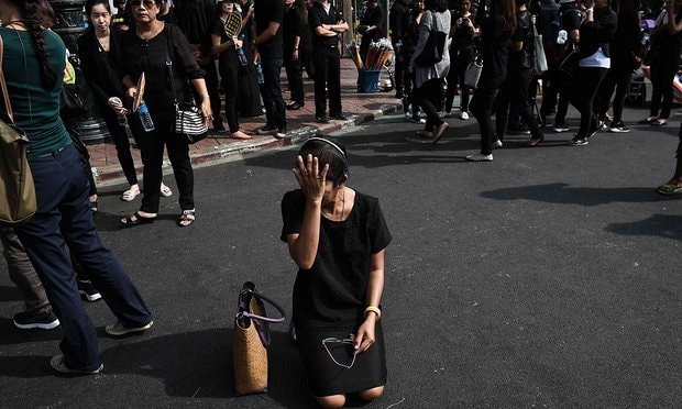 Người dân khóc thương Nhà vua Thái Lan bên ngoài Cung điện Hoàng gia tại Bangkok hôm 15/10. Ảnh: AFP.