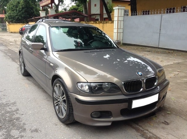  BMW 318i có kiểu dáng đẹp, thân vỏ chắc chắn.