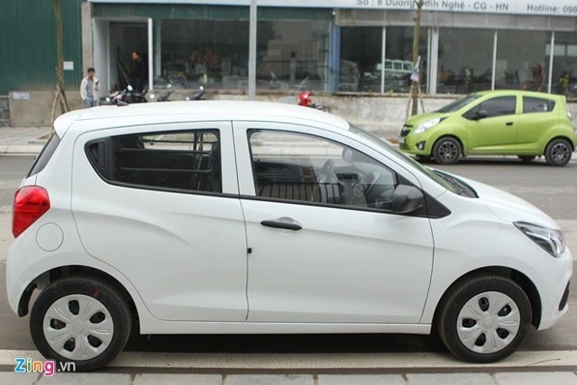  Chevrolet Spark Van bất tiện vì chỉ chở được 2 người nhưng giá thấp.