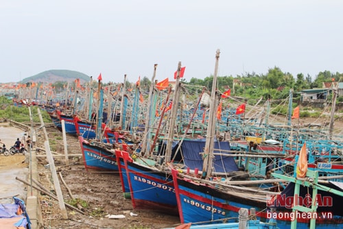 Tàu thuyền ven biển Quỳnh Lưu vào nơi tránh trú bão (Ảnh tư liệu: Việt Hùng).