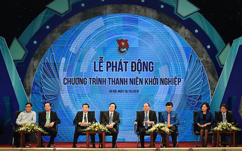 Thủ tướng và lãnh đạo các bộ, ban ngành đối thoại với thanh niên và sinh viên.