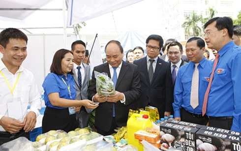 Thủ tướng thăm gian trưng bày về khởi nghiệp trong lĩnh vực nông nghiệp công nghệ cao. (Ảnh: Chinhphu.vn)