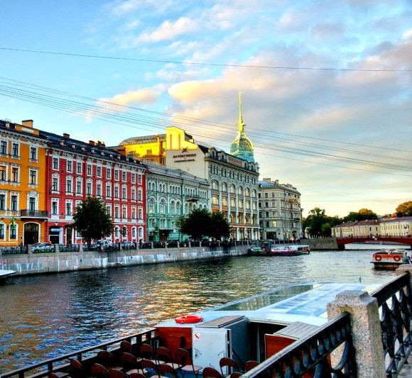 Saint Petersburg là cố đô và là thành phố lớn thứ hai của nước Nga (sau thủ đô Moscow), là thành phố duy nhất trên trái đất được UNESCO đưa vào danh sách Di sản văn hoá thế giới. Với hơn 3.700 di tích lịch sử và văn hoá, đại diện cho nhiều phong cách và trường phái kiến trúc thế giới, Saint Petersburg được công nhận là thành phố du lịch hấp dẫn thứ 8 trên thế giới. Được mệnh danh là thành phố của những cung điện. (ảnh: fanpage St.Peterburg Guide)