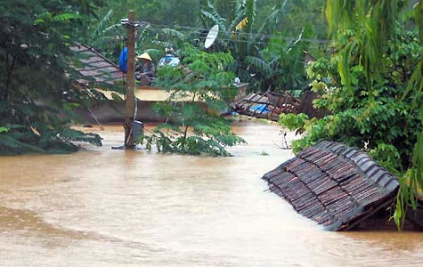 Mưa lũ nhấn chìm làng mạc ở miền Trung. (Ảnh minh họa)