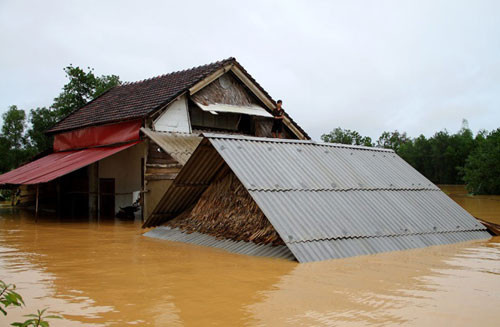 Nhiều ngôi nhà ở Hà Tĩnh bị ngập sâu dưới nước.