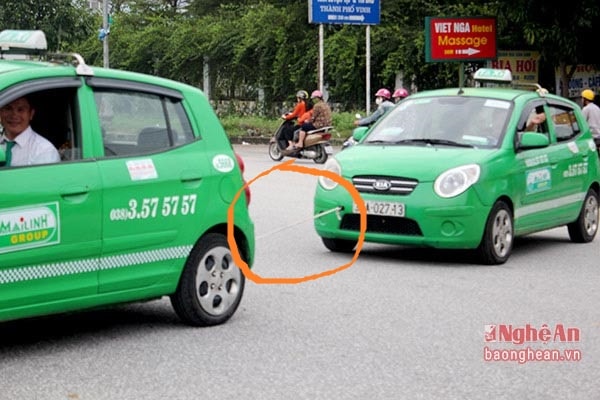 Sáng 16/10, một số chiếc xe taxi bị chết máy do ngập nước những ngày qua phải kéo về xưởng.